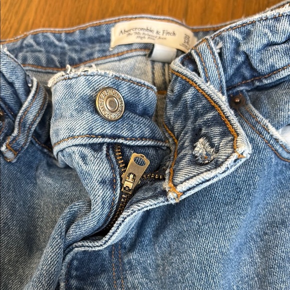 Abercrombie & fitch women’s The 90s Relaxed Jean
High Rise size 32/14 - Picture 7 of 8